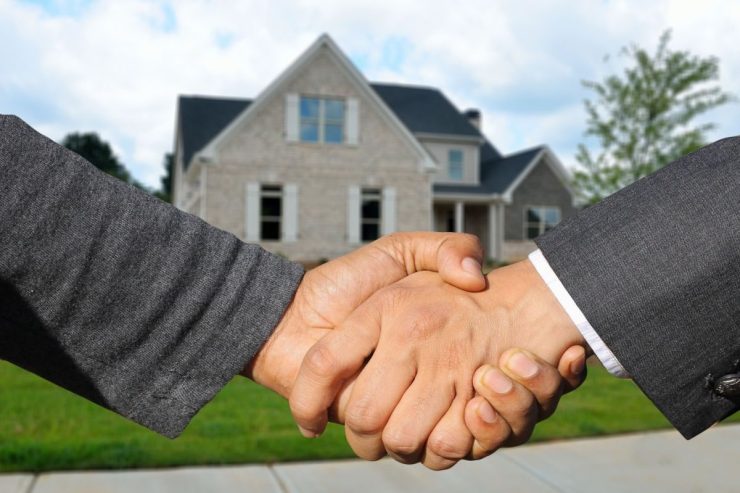 Avvocato esperto in compravendita immobiliare in Spagna durante la firma di un contratto di acquisto
